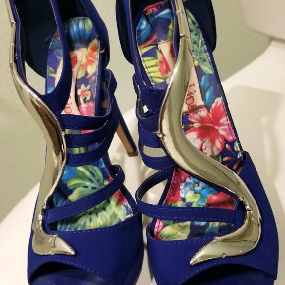 Two Lips Truly Unique Women's Heels Blue w/Metal Accents 6" - Picture 5 of 7